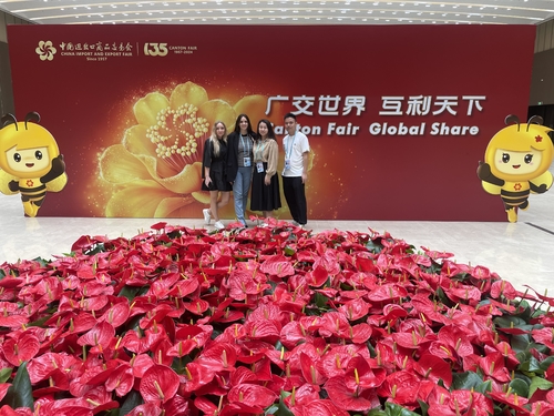 Últimas notícias da empresa sobre Fábrica de silicone de Jinyu apresenta produtos inovadores de silicone na Feira de Canton 2025