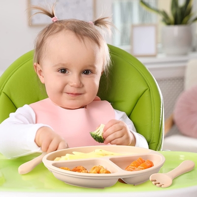 Bom preço. Deslize não o babador de alimentação do silicone prático, as placas das crianças portáteis do silicone on-line