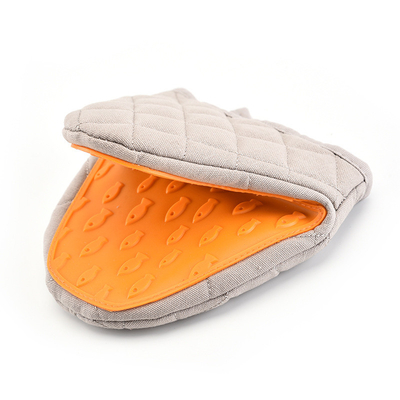 Bom preço. Grelhas de pinça de cozinha de silicone Forno de luvas resistente ao calor Protector de dedos Porta-pottes para utensílios de cozinha Luva on-line