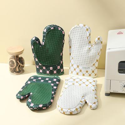 Bom preço. Forno Mitts Forno Luvas de churrasco Luvas de silicone algodão espessado Design de camada dupla não escorregadio Grip texturizado Luvas de cozimento on-line