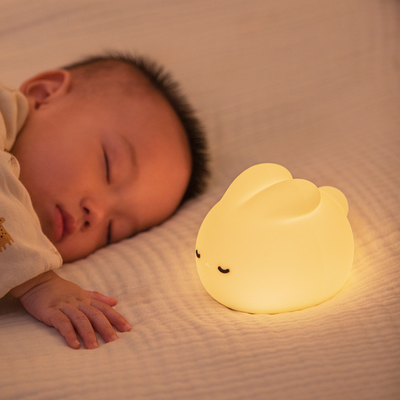 Bom preço. Lâmpada de noite de coelho para crianças Lâmpada linda Lâmpada de 16 cores Toque de silicone para crianças Lâmpada para crianças Lâmpada USB recarregável on-line