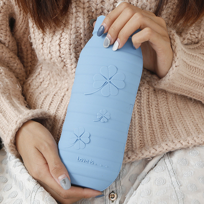 Bom preço. Capuz de parafuso à prova de vazamento garrafa de água quente de silicone clássica para aquecimento da cama menstrual on-line